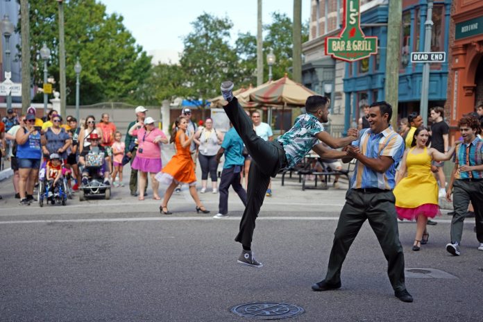 ¡Vamos – Bailalo street show debuts at Universal Studios Florida