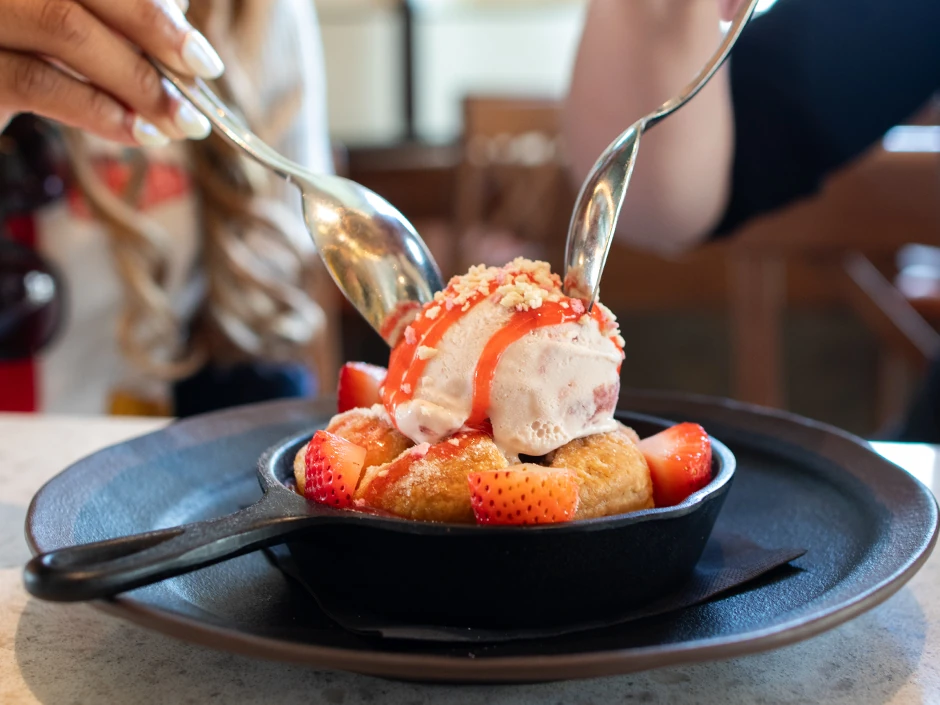 Best Things to Eat at Epic Universe 2026 (Food Guide) 16 Astronomer’s Shortcake Skillet at Meteor Astropub