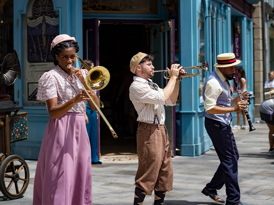 Universal Orlando Live Music: Dueling Pianos, Karaoke and Park Shows 3 Trombone, trumpet and clarinet players performing in the Ministry of Magic area at Epic Universe
