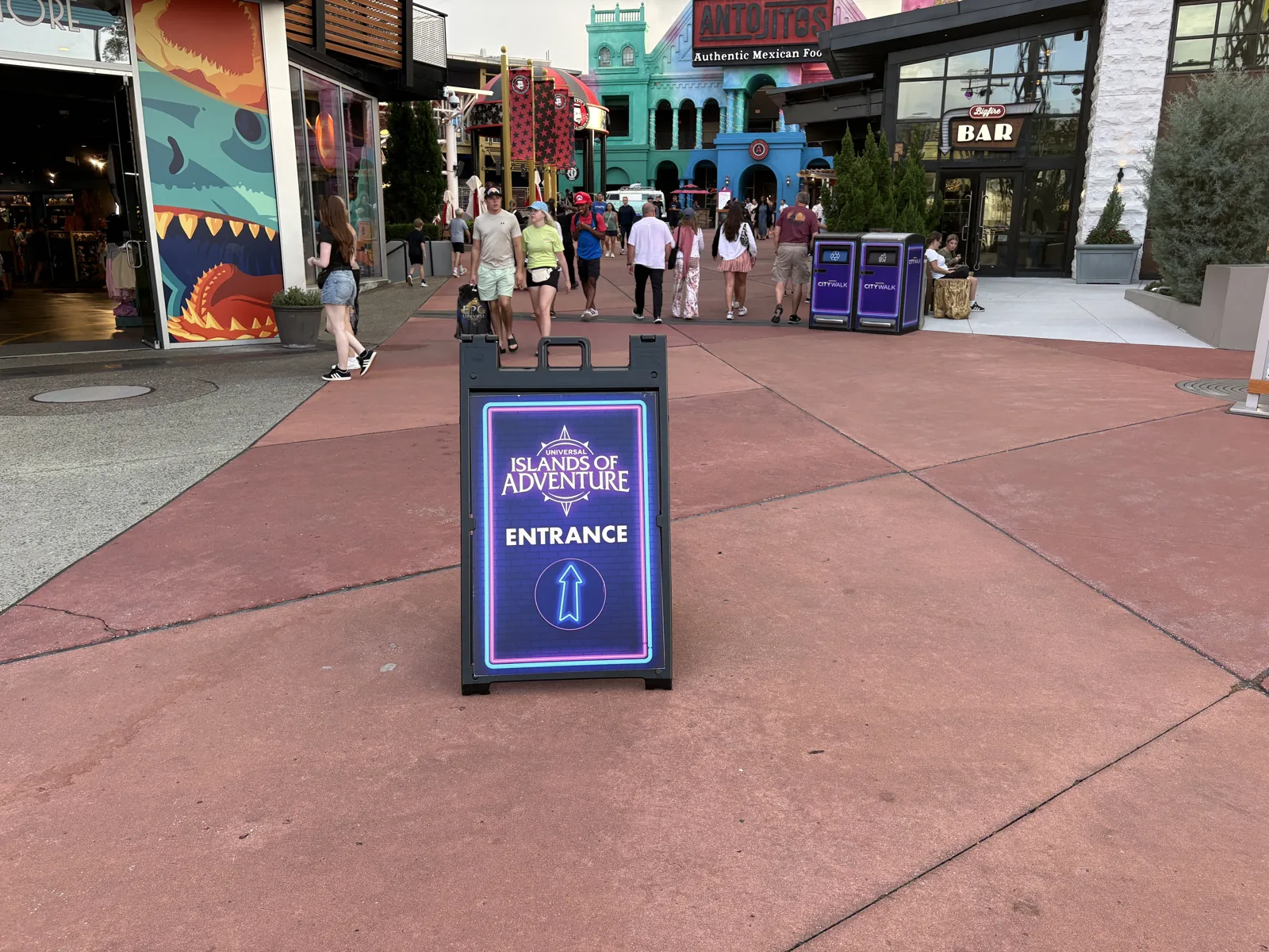CityWalk Construction Detour Changes the Walk to Islands of Adventure 2 A sign points toward the Islands of Adventure entrance