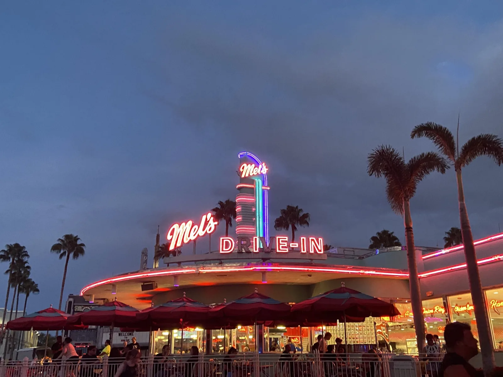 Mel’s Die-In Adds a Dripping Light Effect for Halloween Horror Nights 2 Mel’s Die-In illuminated at dusk during Halloween Horror Nights